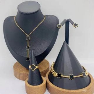 Conjunto Joyería Trébol Negro y Dorado