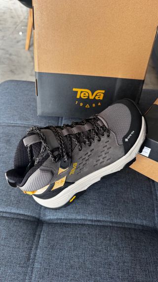 Botas de montaña Teva grises y amarillas