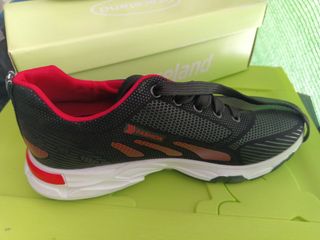 Zapatillas deportivas negras y rojas,nuevas.