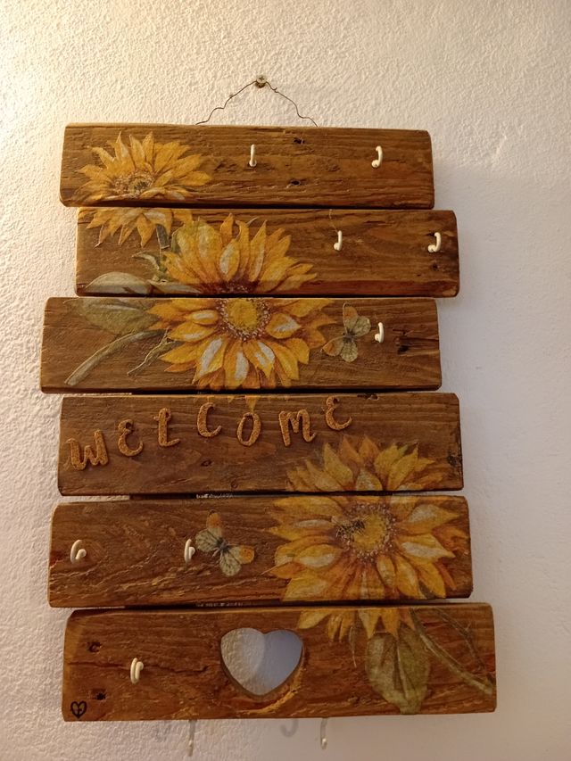 Appendi oggetti in legno con girasoli