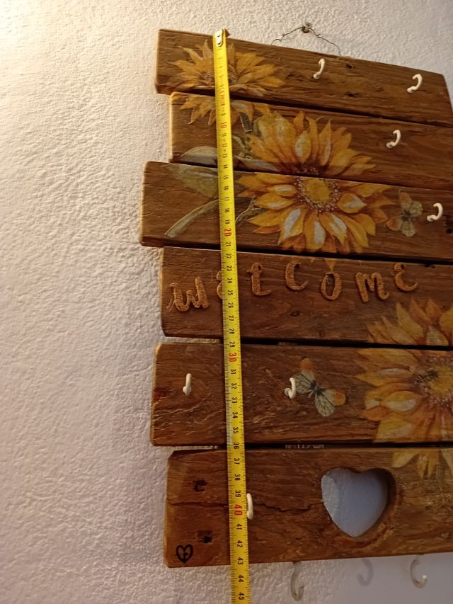 Appendi oggetti in legno con girasoli