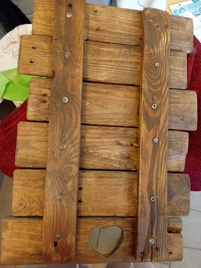 Appendi oggetti in legno con girasoli