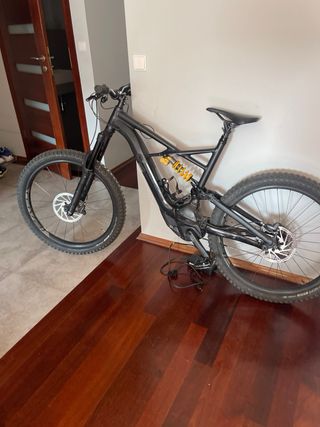 Bicicleta de montaña negra spezialed cinevo turbo