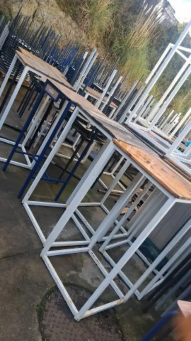 Sgabelli e tavoli da bar alti