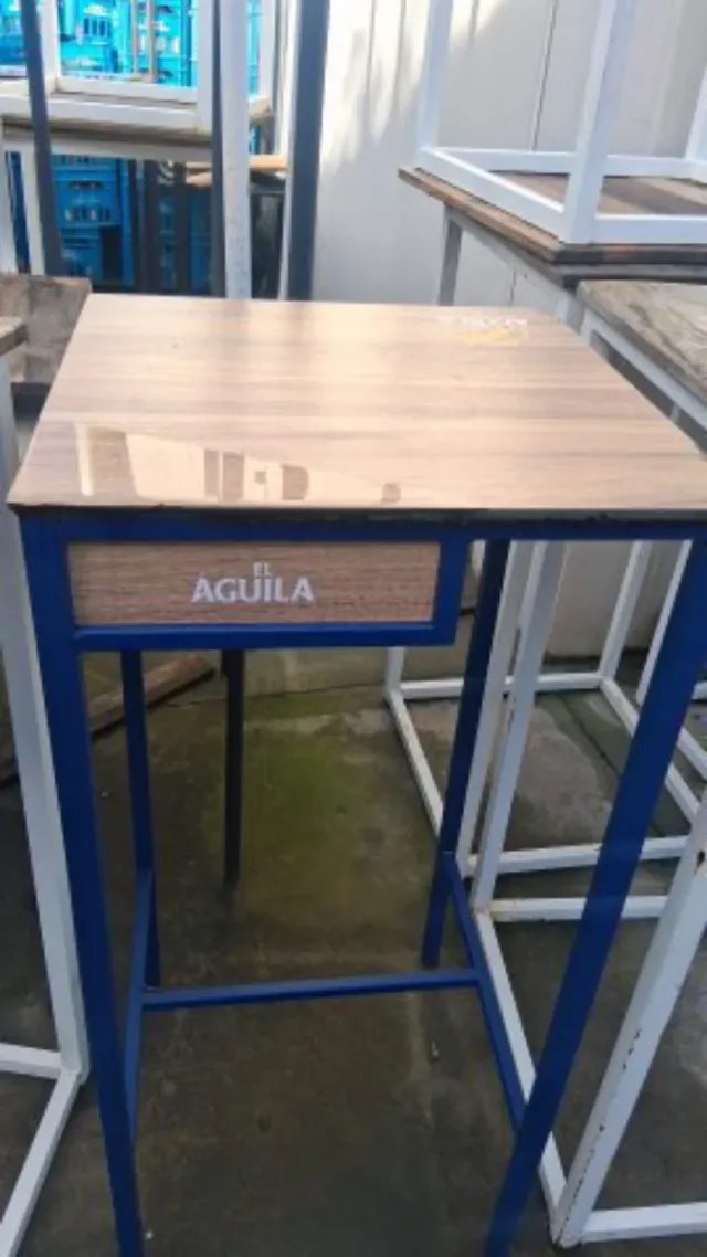 Sgabelli e tavoli da bar alti