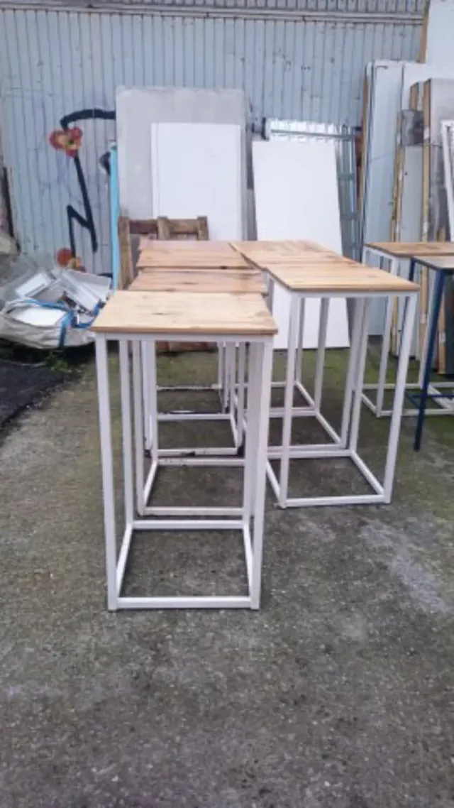 Sgabelli e tavoli da bar alti