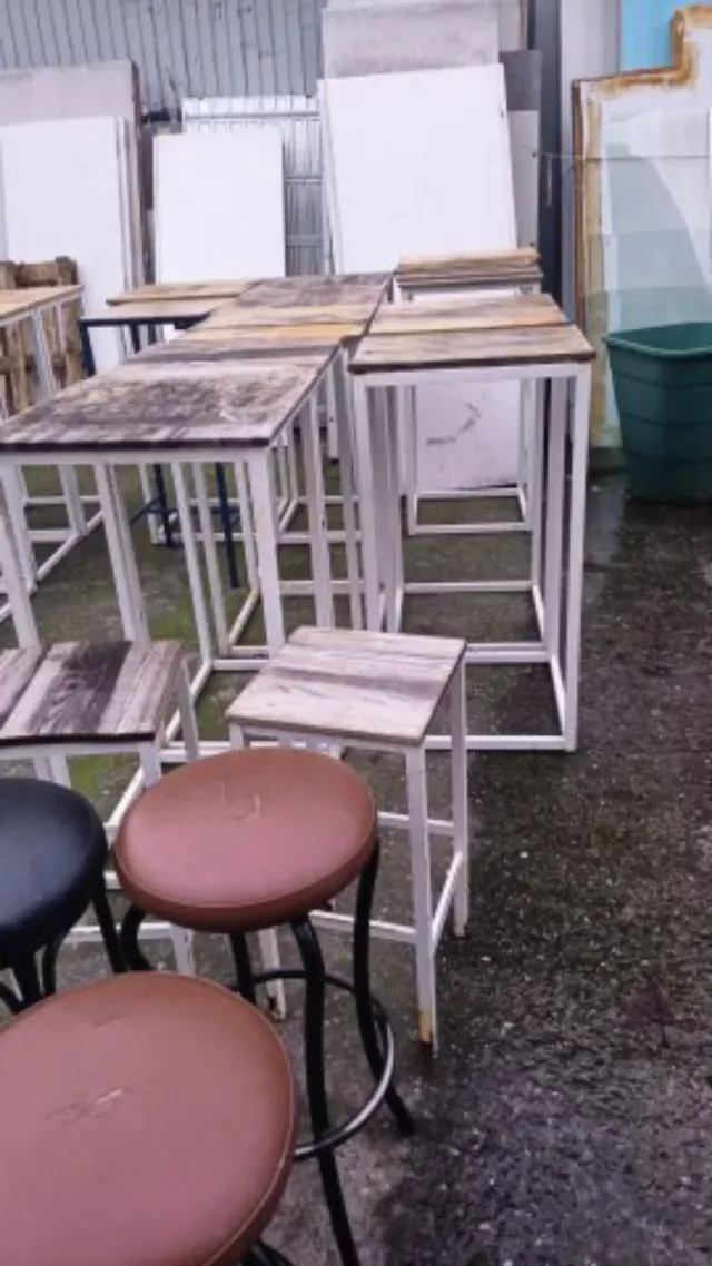 Sgabelli e tavoli da bar alti