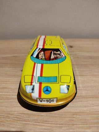 Auto Mercedes romana in latta gialla