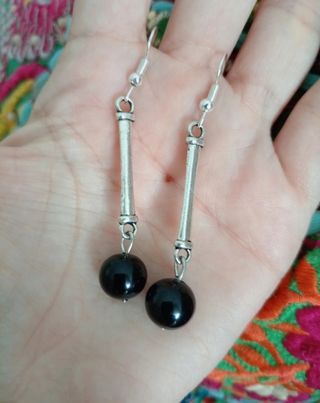 Pendientes largos plateados con bola negra