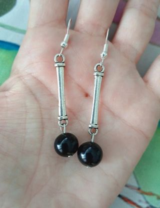 Pendientes largos plateados con bola negra
