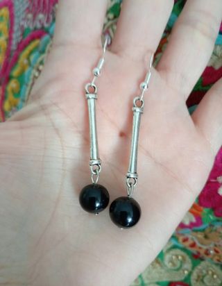 Pendientes largos plateados con bola negra