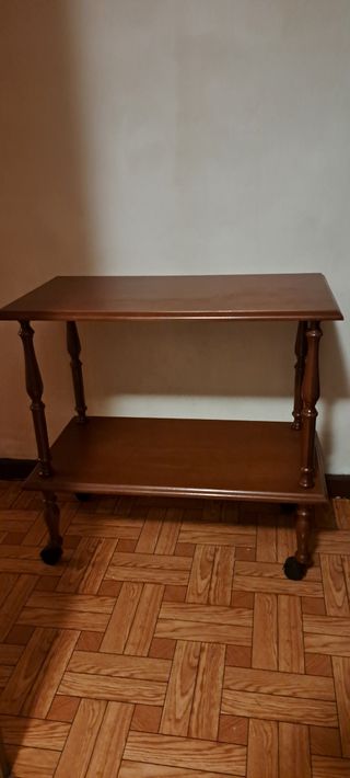 Mesa auxiliar de madera con ruedas