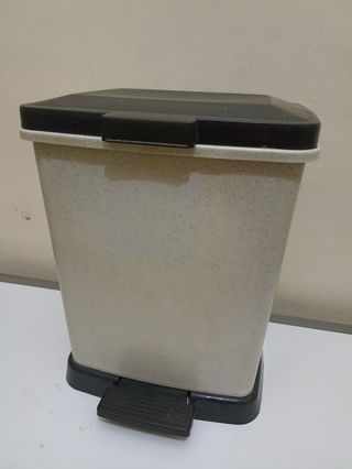 Cubo de basura beige y negro
