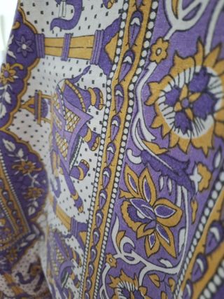 Cubre sofá o cama morada y dorada