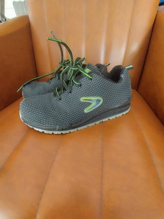 Zapatos de seguridad negros y verdes