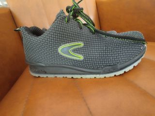 Zapatos de seguridad negros y verdes