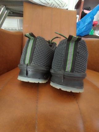 Zapatos de seguridad negros y verdes