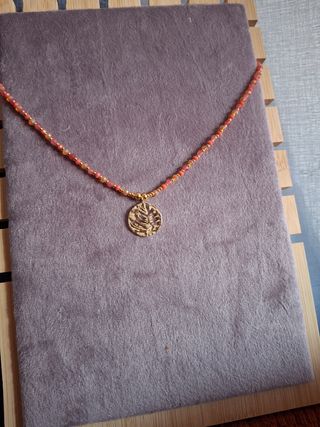 Collar hecho a mano con colgante de hoja