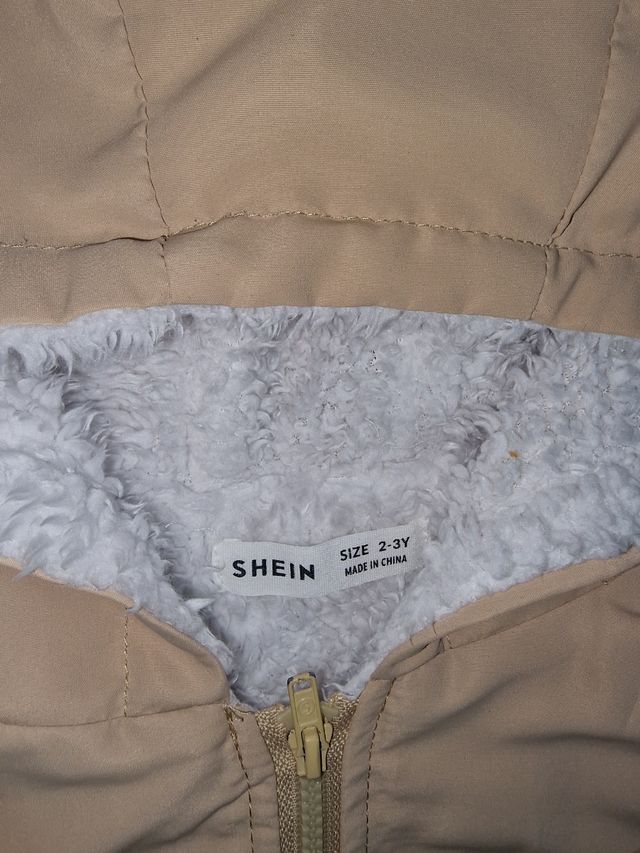 Abrigo beige con capucha