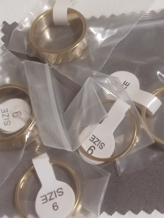 Anelli placcati in oro 14 carati, di alta qualità.