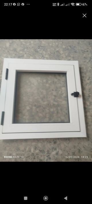 Ventana de aluminio blanca