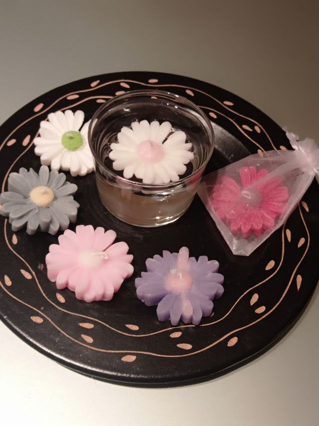 Flores de cera artesanales flotantes