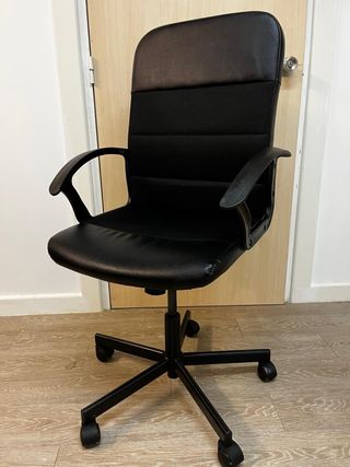 Silla de oficina negra con ruedas