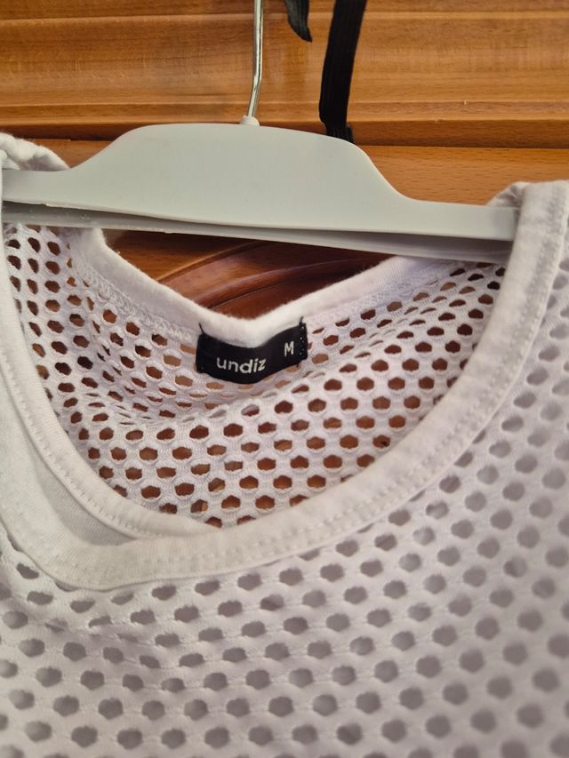 Camiseta blanca de rejilla