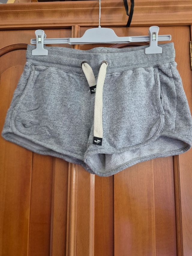 Pantalones cortos deportivos grises