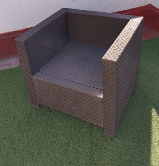 Sillón de ratán marrón