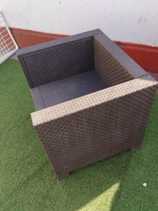 Sillón de ratán marrón