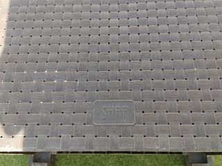 Sillón de ratán marrón