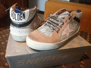 Zapatillas deportivas plateadas y rosas