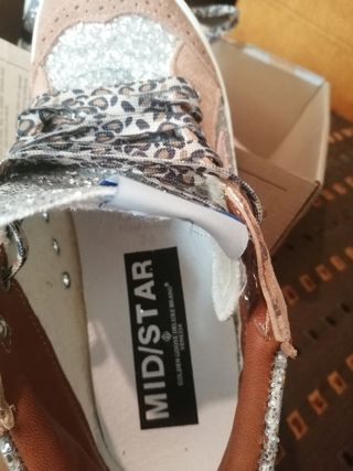 Zapatillas deportivas plateadas y rosas