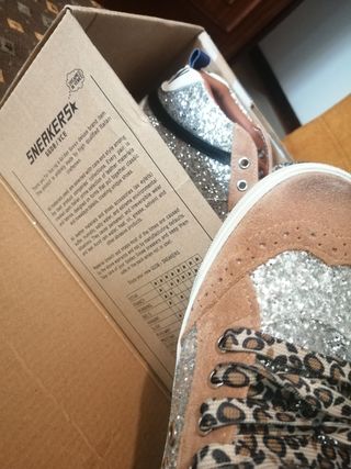 Zapatillas deportivas plateadas y rosas