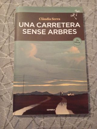 Libro Una carretera sense arbres