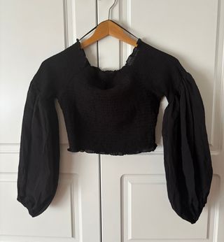 Blusa H&M negra fruncida manga abullonada.Talla M
