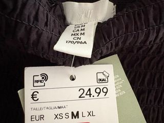 Blusa H&M negra fruncida manga abullonada.Talla M