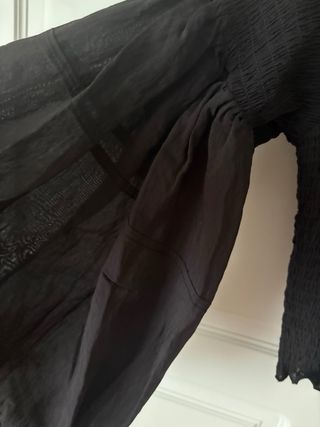 Blusa H&M negra fruncida manga abullonada.Talla M
