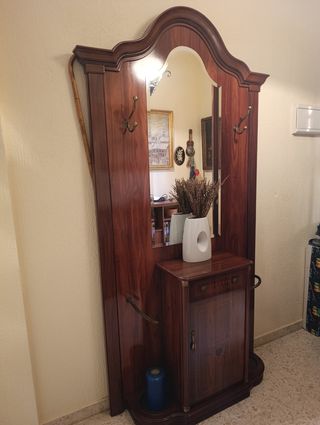 Mueble de entrada con espejo y ganchos