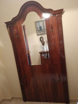 Mueble de entrada con espejo y ganchos
