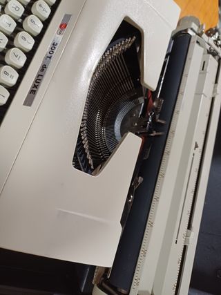 Máquina de escribir GSA 300T. de LUXE