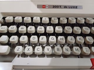 Máquina de escribir GSA 300T. de LUXE
