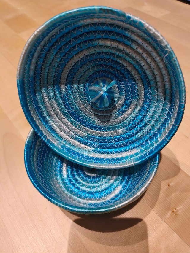 Cesta artesanal azul y blanca