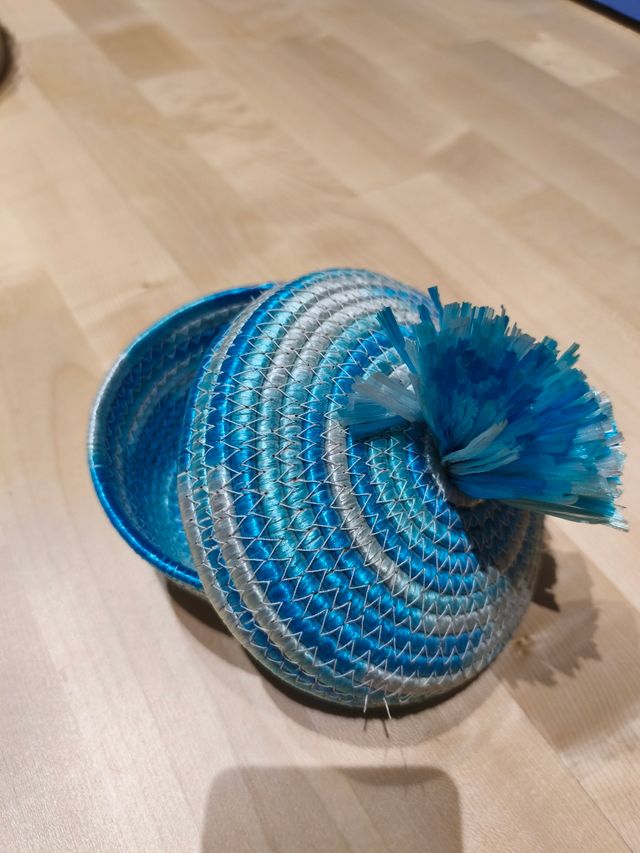 Cesta artesanal azul y blanca