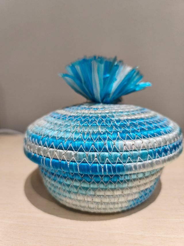 Cesta artesanal azul y blanca