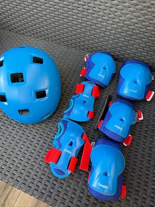 Casco y protecciones patinaje azul