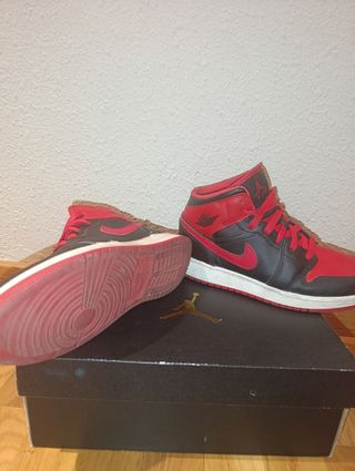 Nike Jordan Rojas y Negras.
