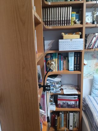 Estantería esquinera de madera. Libros/archivador.