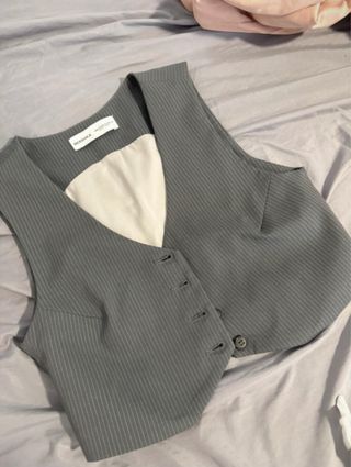 Chaleco Bershka gris a rayas